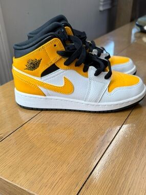 Jordan 1 - White, Yellow & Black